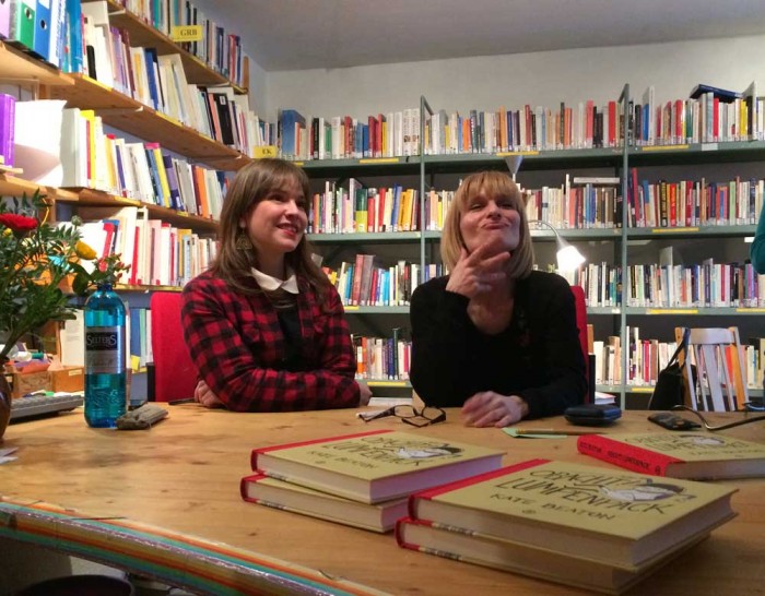 In der feministischen Bibliothek MONAliesA trifft Kate dann auf Kollegin Nina Bunyevac, deren großartiges Werk Vaterland bei den lieben Avants zeitgleich erscheint.